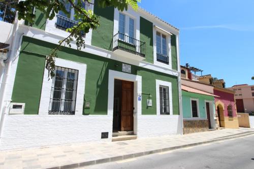Las Acacias House | Discover Hostal Las Acacias - Guest Rated 9.4/10