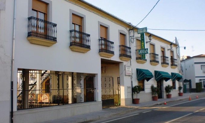 Alcaracejos House | Comfortable Stay at Hostal las Tres Jotas with Breakfast