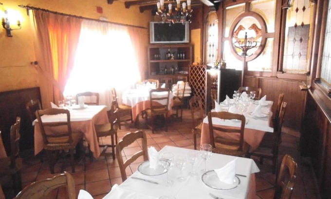 Yepes Hotel | Budget-Friendly Hostal Los Galgos with Family Dining