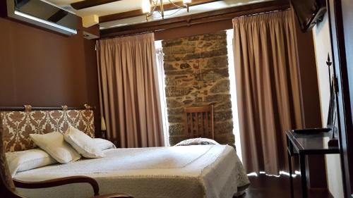 Monforte de Lemos House | Budget-Friendly Hostal Medievo: Child-Friendly Retreat