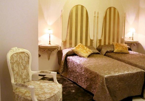 Siguenza House | Budget-Friendly Hostal Mesón Castilla: Family and Dining Delight