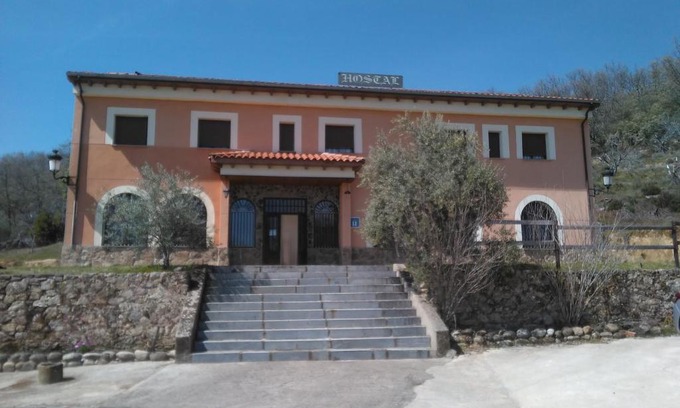 Cuacos de Yuste House | Pet-Friendly Hostal Miraflor de las Cadenas Awaits You