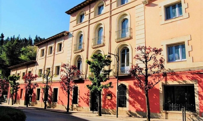Arbucies Hotel | Pet-Friendly Retreat at Hostal Montsoliu with Ocean View
