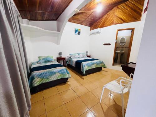Puerto Villamil Hotel | Budget-Friendly Hostal Poseidon with Family Amenities
