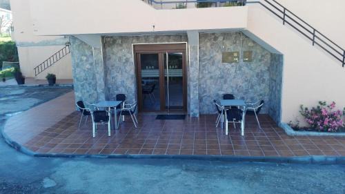 Bembrive House | Cozy Hostal Nuevo Alonso: Family-Friendly with Breakfast