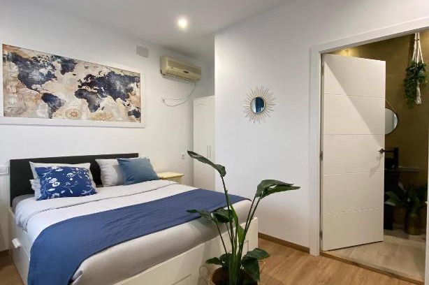 Paterna Hotel | Relax at Hostal Orange Vibes with Pool & Family Amenities