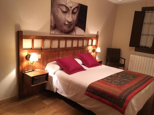 Ezcaroz House | Welcoming Hostal Otsoa: Family-Friendly & Accessible Stay