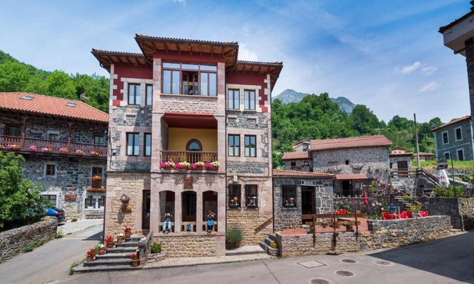 Oseja de Sajambre House | Budget-Friendly Hostal Peña Santa with Family Amenities