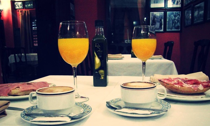 Huevar del Aljarafe Hostel | Welcoming Hostal Pechi: Spa & Restaurant for Family Fun