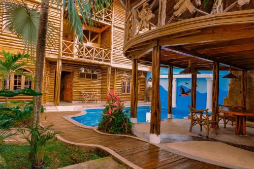 Puerto Cayo House | Budget-Friendly Hostal Poseidon with Pool & Hot Tub