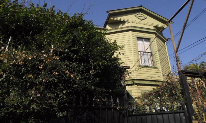 Vina del Mar Hotel | Welcoming Hostal Residencia Blest Gana with Breakfast & More