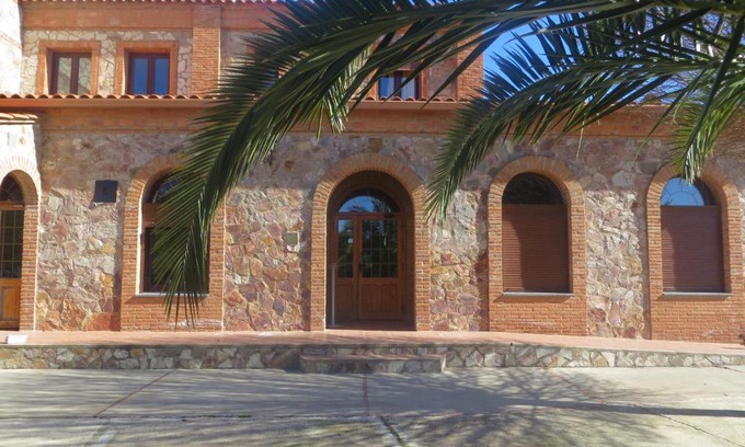 Valencia de las Torres House | Comfortable Hostal Rest. Campoabierto: Pet-Friendly Retreat