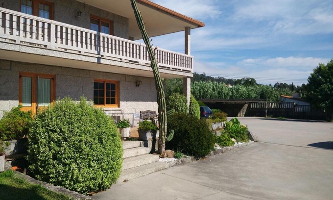 Tomino House | Cozy Hostal - Restaurante Casa Cuña with Family-Friendly Dining