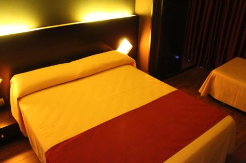 Almorox House | Budget-Friendly Hostal Royal Almorox: Child-Friendly Retreat