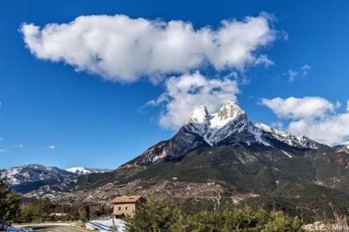 Saldes House | Family-Friendly HOSTAL RURAL CAL XIC in Scenic Saldes