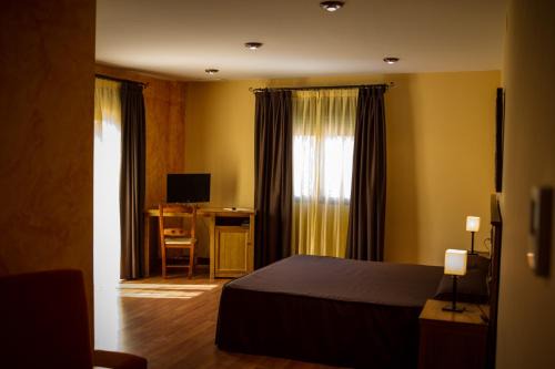 Deifontes Hotel | Relax at Hostal Rural el Nacimiento with Ocean Views