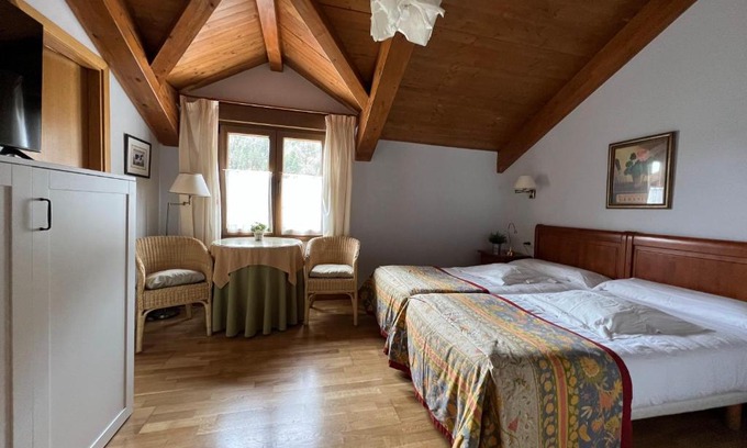 Oronz House | Pet-Friendly Hostal Rural Salazar with Oceanfront Views