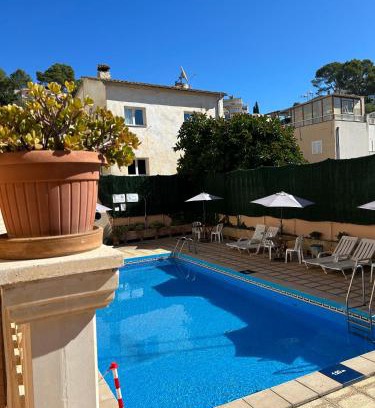Calamayor House | Cozy Hostal San Telmo: Poolside Bliss with Ocean Views