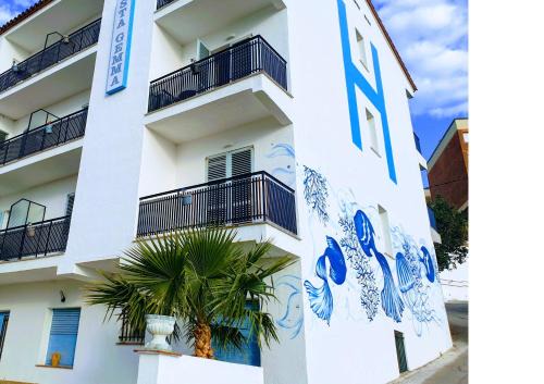 Sant Andreu de Llavaneres House | Cozy Hostal Santa Gemma: Oceanfront Retreat with Pool