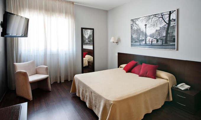 Paracuellos de Jarama House | Convenient Stay at Hostal T4 with Free Breakfast Included