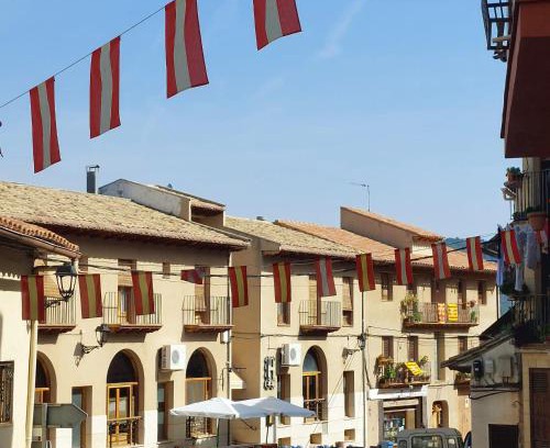 Penarroya de Tastavins House | Hostal Tastavins: Family-Friendly Stay with Pool & Dining