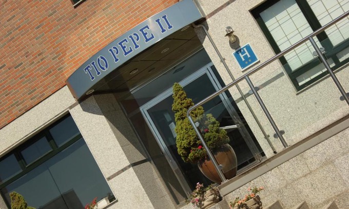 Ventas De Albares House | Budget-Friendly Hostal Tio Pepe II with Family Amenities