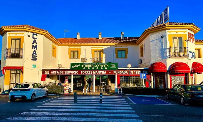 La Guardia House | Cozy Hostal Torresmancha: Family-Friendly Stay with Breakfast