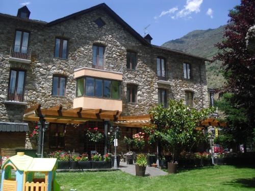 Esterri D'Aneu House | Guest Favorite: Hostal Vall D'Aneu with Dining & Family Perks