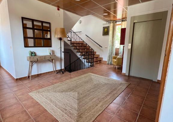 Mombeltran House | Guest Rated: Hostal Villa el Colmenar with Family-Friendly Amenities