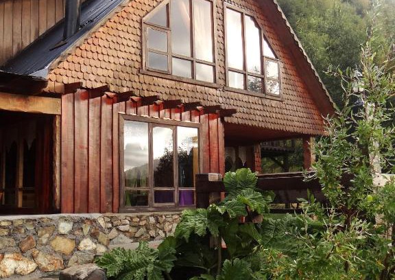 Malalcahuello House | Discover Hostal y Cabañas "El Coigüe" with Hot Tub & Kitchen