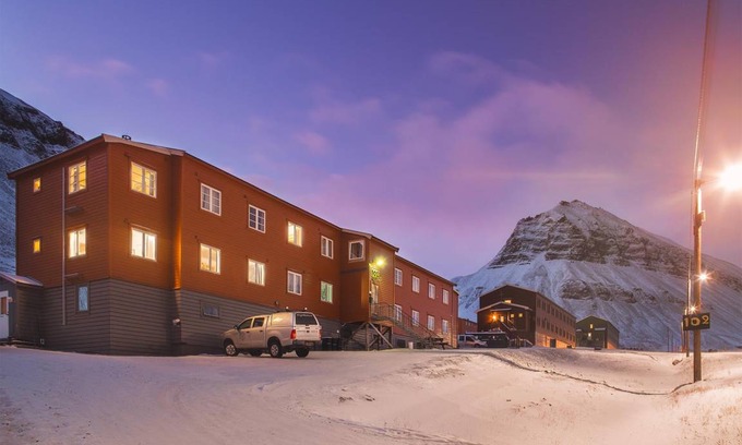 Longyearbyen Hostel | Cozy Hostel for 6 Guests with Breakfast & Kitchen Access