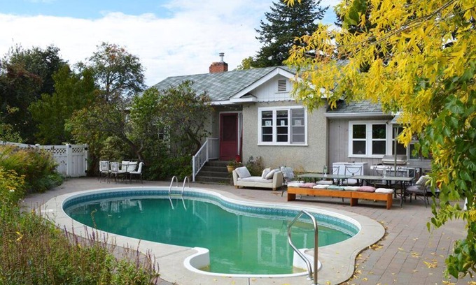 Kamloops Hostel | Budget-Friendly Hostel for 8 Guests with Pool Access