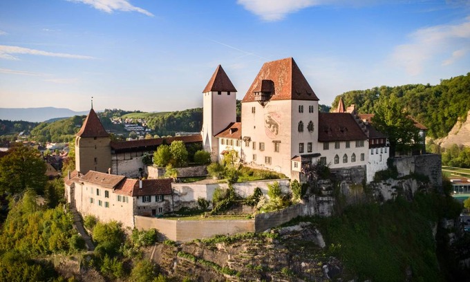 Burgdorf Hostel | Budget-Friendly Hostel for 8 Guests with Breakfast Included