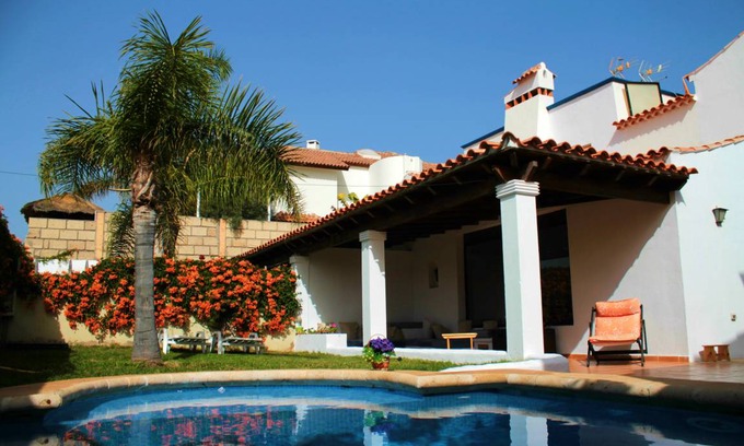 Costa Adeje Hostel | Guest Rated Hostel with Pool & Kitchen for 8 Travelers