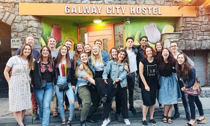 Galway City Centre Hostel | Budget-Friendly Hostel for 8 with Breakfast & Kitchen