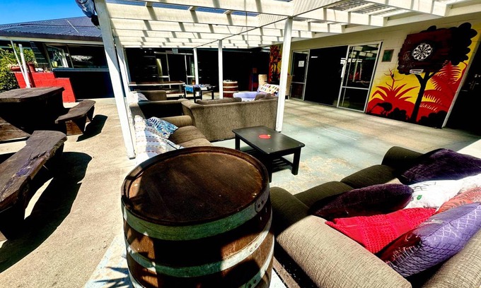 Motueka Hostel | Spacious Hostel for 8 with Pool & Kitchen Amenities