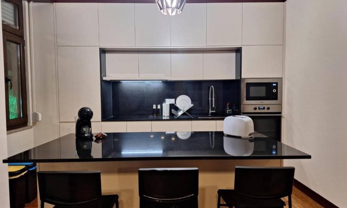 Bonfim Hostel | Budget-Friendly Hostel for 8 Guests with Kitchen Access