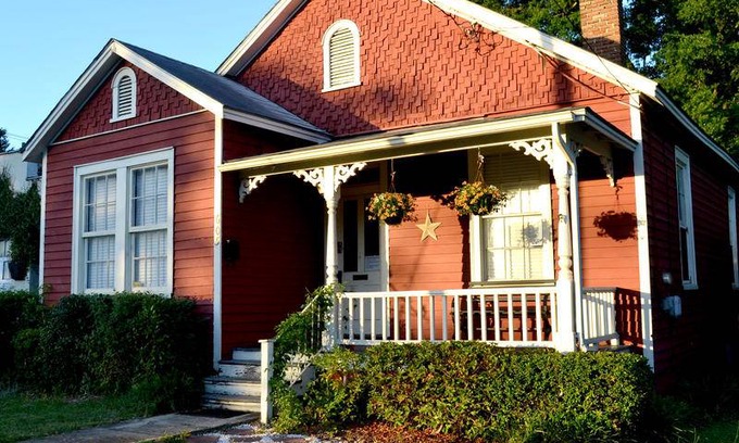 Wilmington Historic District Hostel | Budget-Friendly Hostel for 8 with Breakfast Included