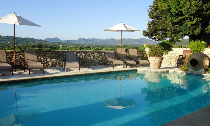 Vaison-la-Romaine Hotel | Discover Hostellerie Le Beffroi with Pool & Family Dining