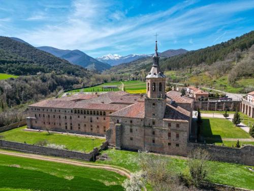 San Millan de la Cogolla Hotel | Elegant Hostería del Monasterio de San Millan with Pool