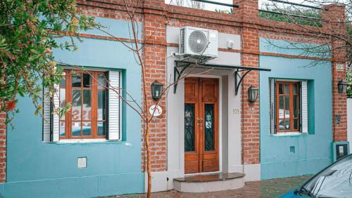 Trelew Hotel | Cozy Hosteria Casa de Paula: Family & Pet-Friendly Retreat