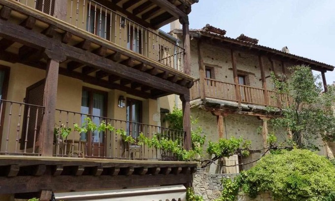 Pedraza Hotel | Family-Friendly Hosteria del Arco with Top Amenities