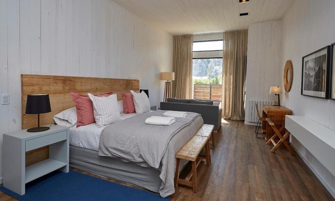 El Chalten Hotel | Discover Hosteria El Puma: 9/10 Rated with Hot Tub & Dining