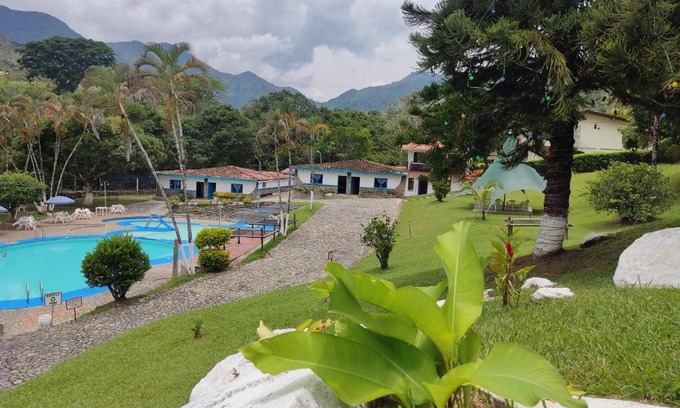Cisneros Hotel | Pet-Friendly Hosteria Puerta del Nus with Pool & Restaurant