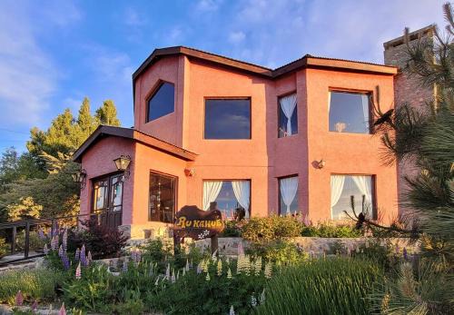 Macrozona Meseta Cerro Calafate Hotel | Oceanfront Hosteria Rukahué with Top Guest Ratings