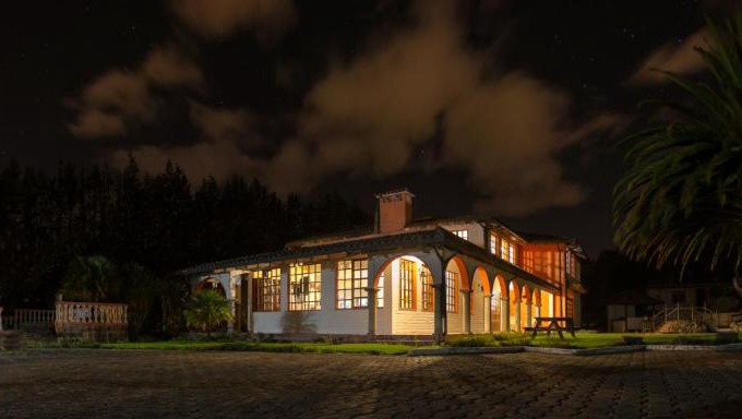 Tababela Hotel | Pet-Friendly Hosteria San Carlos Tababela with Pool & Kitchen