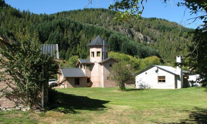Lago Puelo Hotel | Pet-Friendly Hosteria Tres Picos: Family-Focused Retreat
