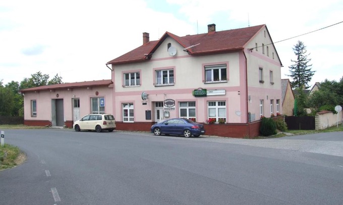 Uhelna House | Pet-Friendly Stay at Hostinec Na Návsi with Breakfast Included