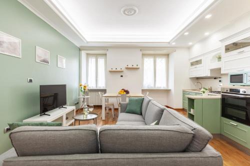 Nomentano Apartment | Hostly-Wood and Colors Rome Midtown-Just 7min to Colosseum
