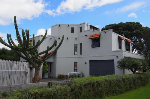 Whangamata House | Oceanfront Getaway at Hosts on the Coast - Oasis on Ocean